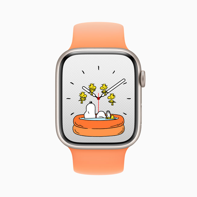 新しい「スヌーピー」文字盤が表示されている、ソロループと組み合わせたApple Watch Series 9。