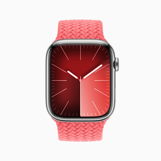 Le nouveau cadran Solaire analogique affiché sur une Apple Watch Series 9 avec bracelet solo tressé.