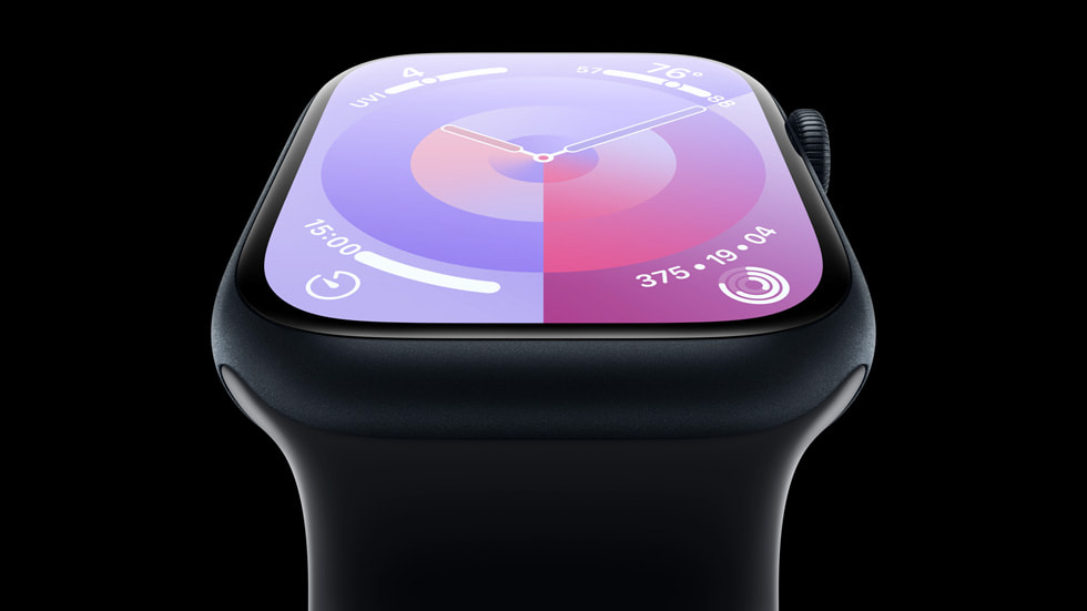 Siyah bir arka planın önünde yapılmış çekimde Apple Watch Series 9’un daha parlak ekranı gösteriliyor.