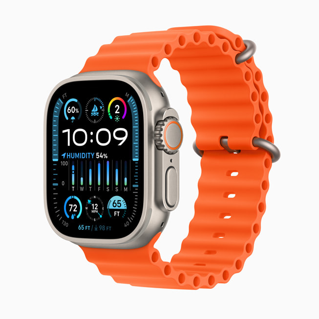 Turuncu Ocean Kordon takılı bir Apple Watch Ultra 2 gösteriliyor.