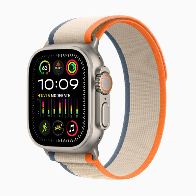 Apple Watch Ultra 2 pokazany z opaską Trail w kolorze niebieskim, beżowym i pomarańczowym.