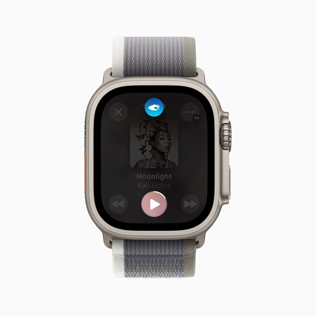 Uma música é reproduzida em um Apple Watch Ultra 2.