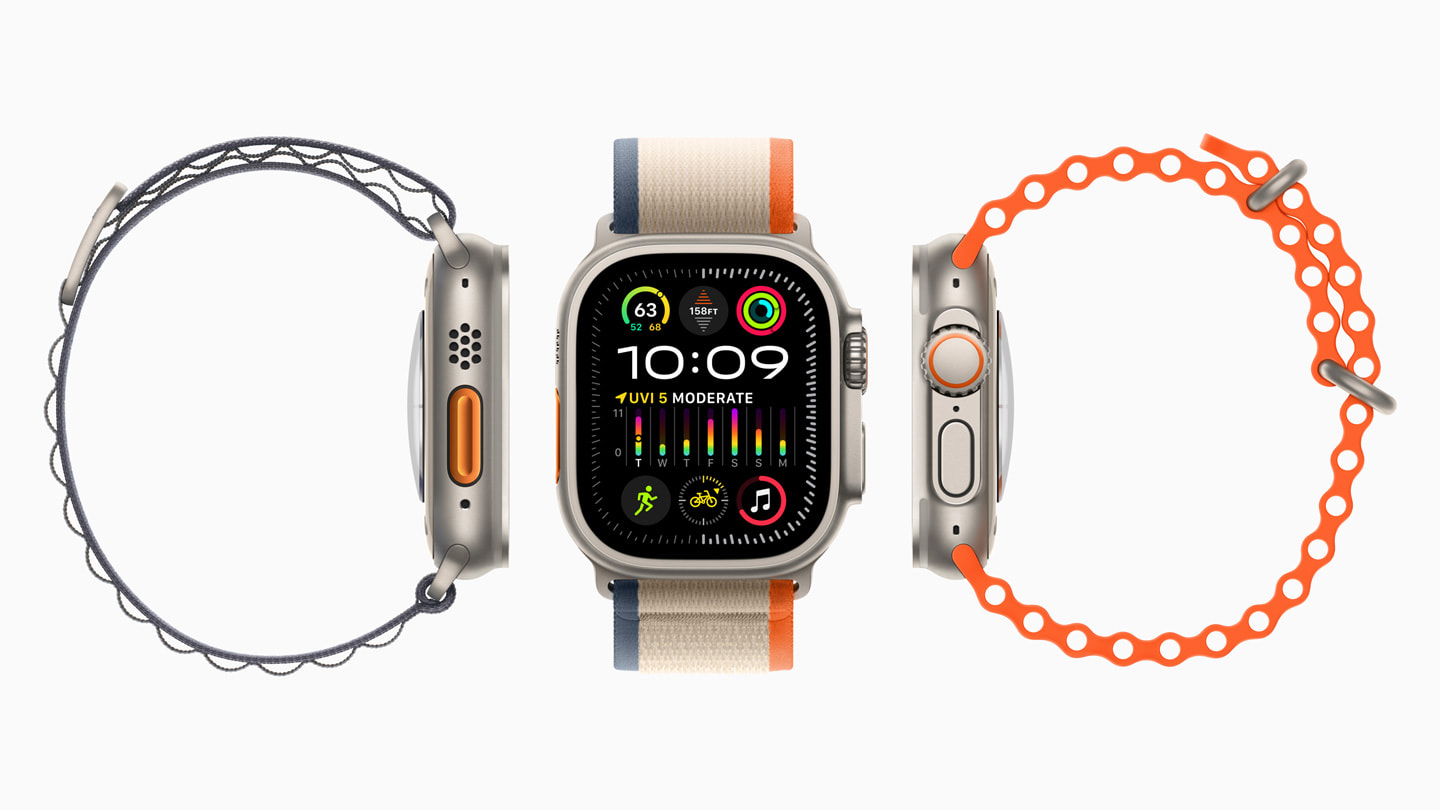 흰색 배경에 3개의 Apple Watch Ultra 2를 보여주는 이미지. 2개는 옆면을, 1개는 앞면을 향하고 있다.