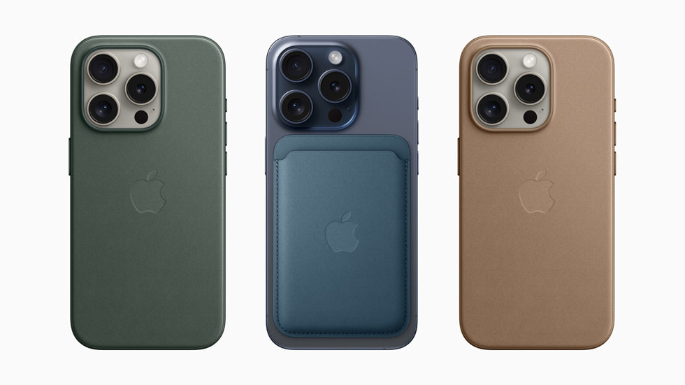 Hình ảnh Ốp Lưng Vải Tinh Dệt MagSafe mới trên ba thiết bị iPhone 15 Pro và Ví Vải Tinh Dệt MagSafe trên một thiết bị.