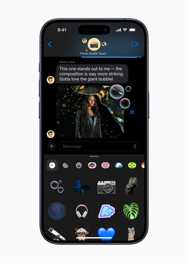 iOS 17の新しいライブステッカーの体験が表示されているiPhone 15 Pro。