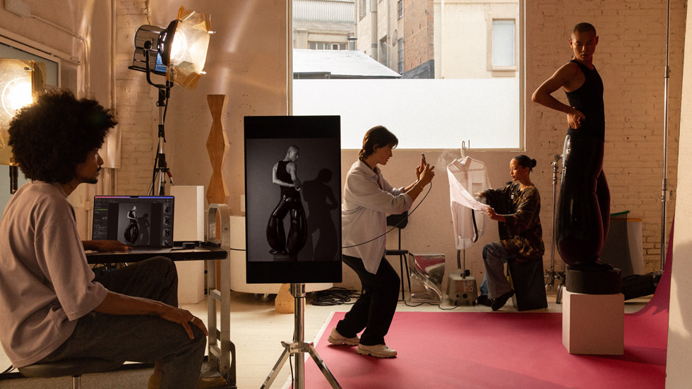 Un photographe utilise l’iPhone 15 Pro dans un studio.