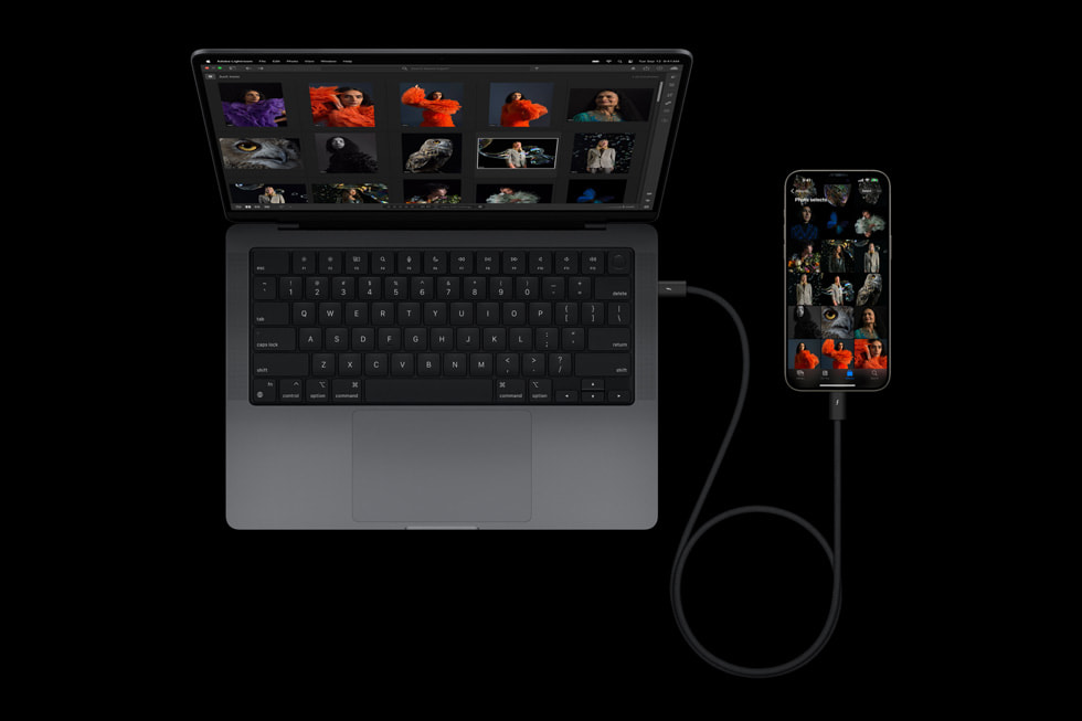 Hình ảnh iPhone 15 Pro được kết nối với MacBook Pro bằng cáp USB-C.