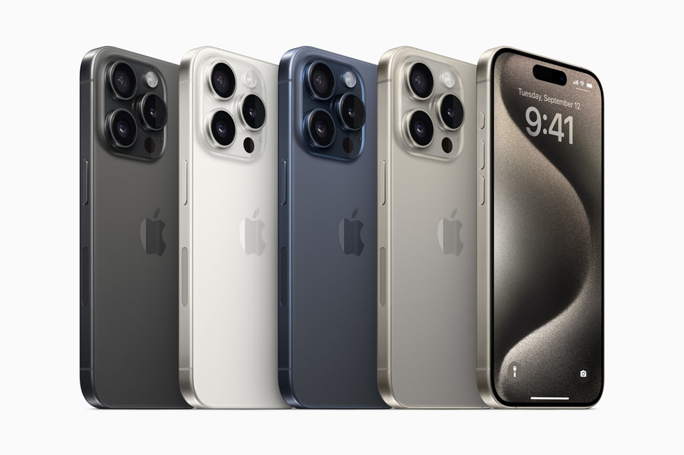 iPhone 15 Pro en titanio negro, titanio blanco, titanio azul y acabados de titanio natural.