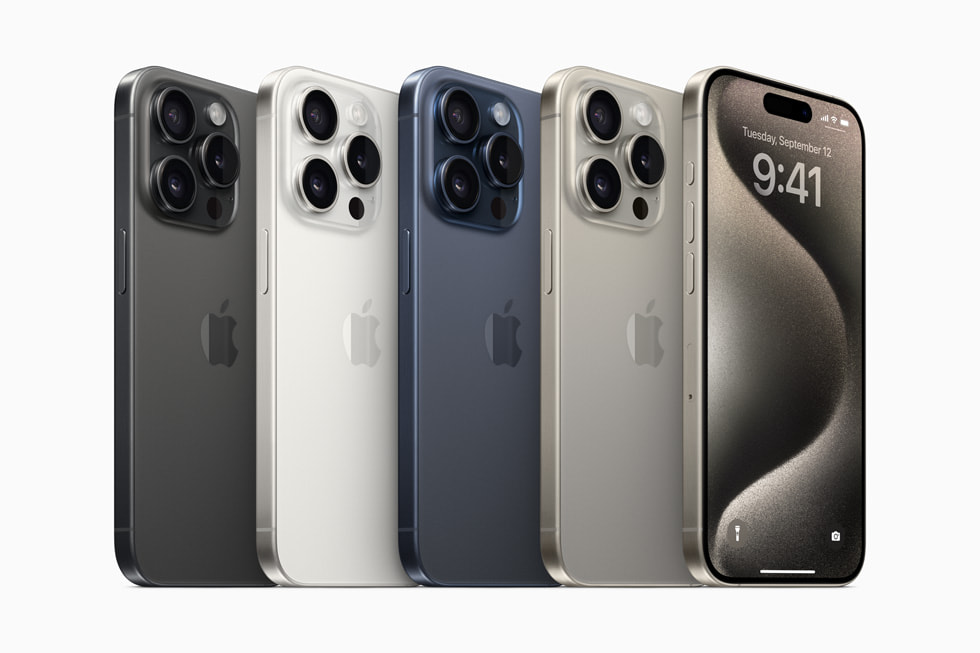 iPhone 15 Pro i farverne sort titanium, hvidt titanium, blåt titanium og neutralt titanium.
