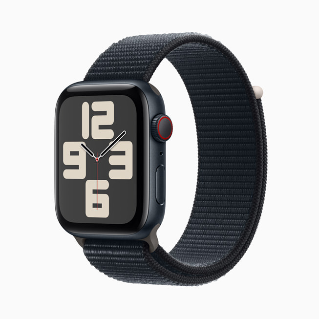 El Apple Watch SE de aluminio en color medianoche con la correa Loop deportiva en color medianoche.