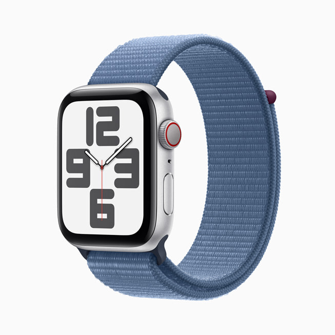 Apple Watch SE in zilver aluminium met een blauw geweven sportbandje.