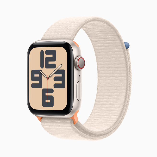 Hodinky Apple Watch SE s pouzdrem z hvězdně bílého hliníku a hvězdně bílým sportovním řemínkem.

