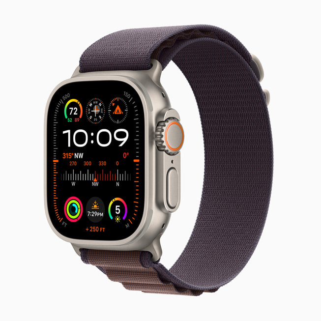 Apple Watch Ultra 2 met het nieuwe indigo Alpine-bandje.