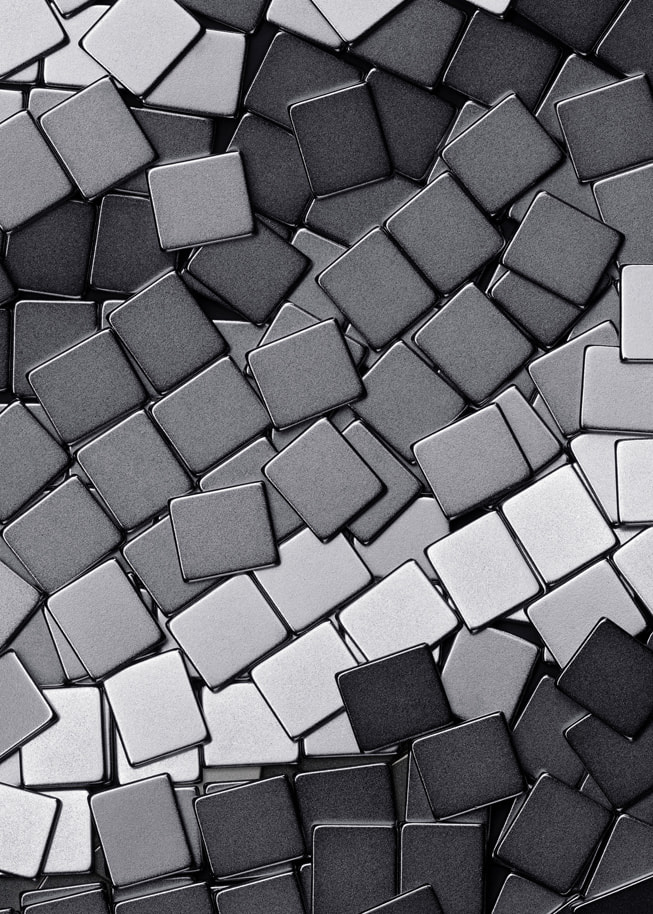 Close-up van een hoop gerecyclede zeldzame-aardemagneten die worden gebruikt in Apple producten.
