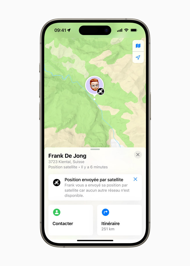 L’app Localiser sur l’iPhone 15 Pro montre la position d’un utilisateur envoyée par satellite.
