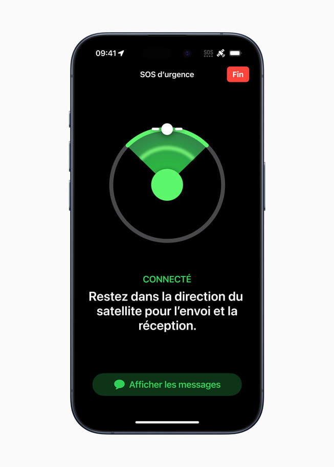 La fonctionnalité SOS d’urgence par satellite sur l’iPhone 15 Pro, avec un message indiquant « Connecté : Restez dans la direction du satellite pour l’envoi et la réception ». 