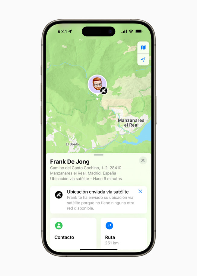La app Buscar en un iPhone 15 Pro muestra la ubicación de un usuario enviándose vía satélite.