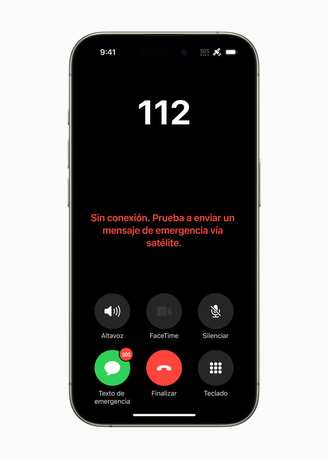 Un usuario del iPhone 15 Pro recibe un aviso para usar Emergencia SOS vía satélite para contactar con los servicios de emergencia.