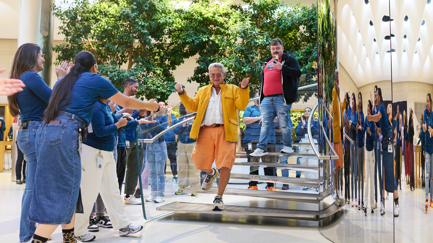 Klient schodzi po schodach sklepu Apple Fifth Avenue w Nowym Jorku.