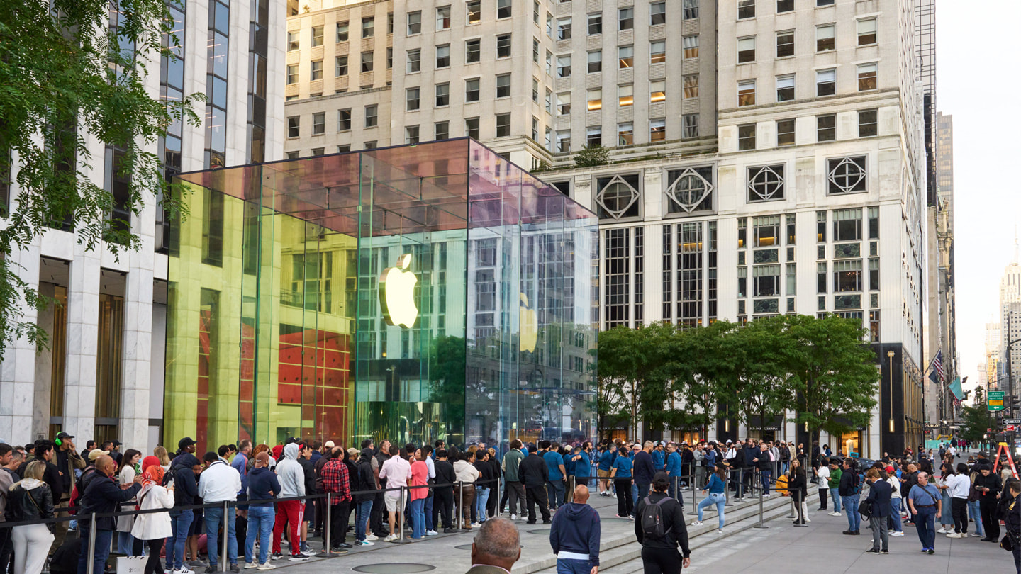 ลูกค้าเข้าแถวอยู่นอกร้าน Apple Fifth Avenue ในนิวยอร์กซิตี้
