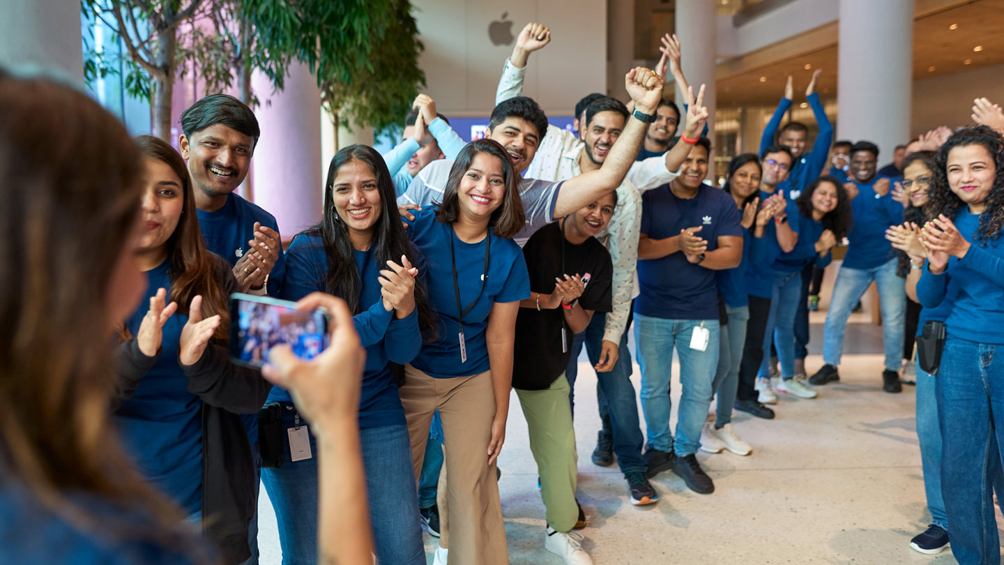  Medarbetare på Apple BKC applåderar när de första iPhone 15-kunderna kommer in i butiken.