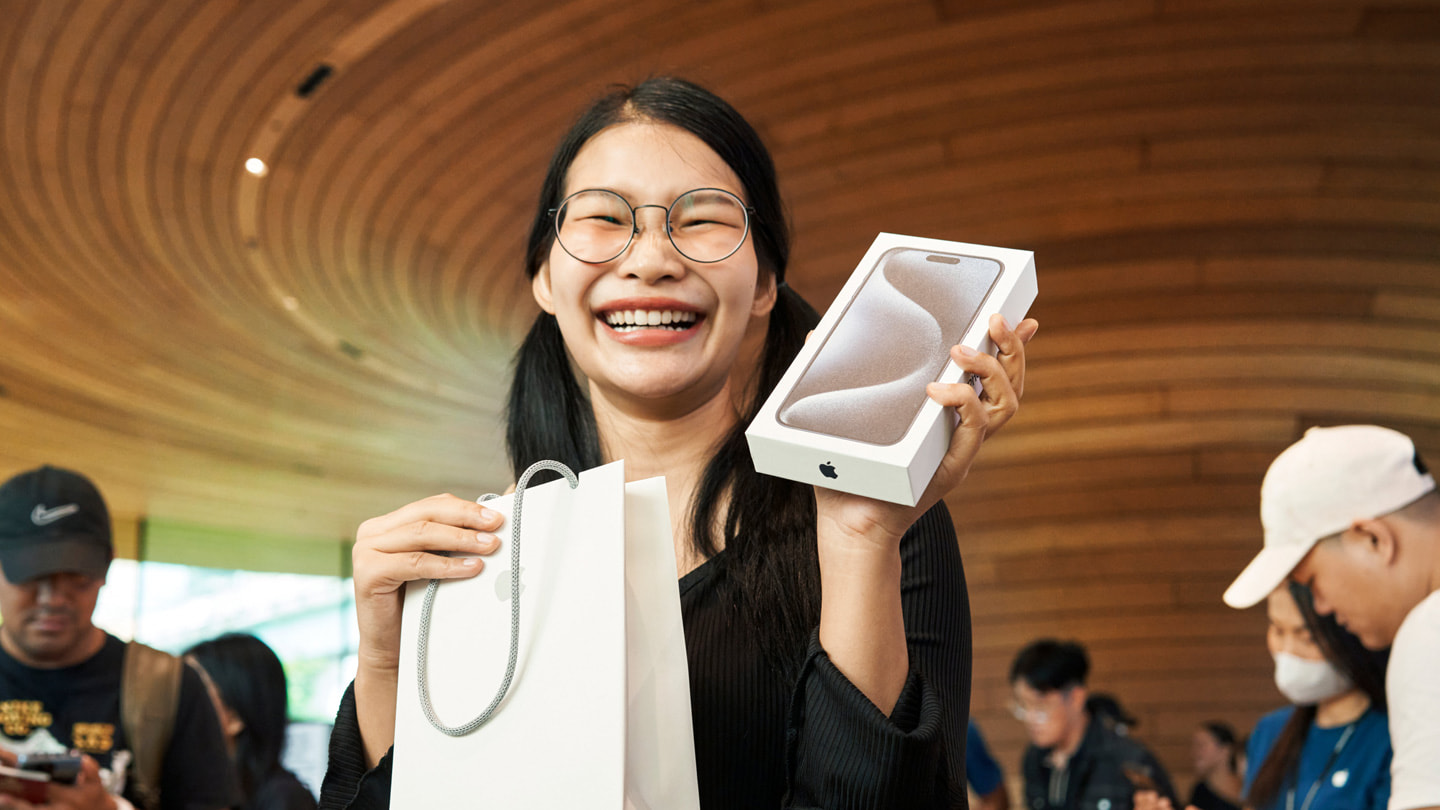iPhone 15 lineup and new Apple Watch lineup arrive worldwide - Apple (HK) buying phone repair Buying Phone Repair Apple Central World Bangkok customer iPhone 15 Pro Max purchase 230922 Full Bleed Image