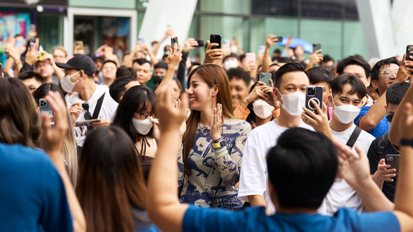 A multidão no lado de fora da Apple Central World em Bangkok.
