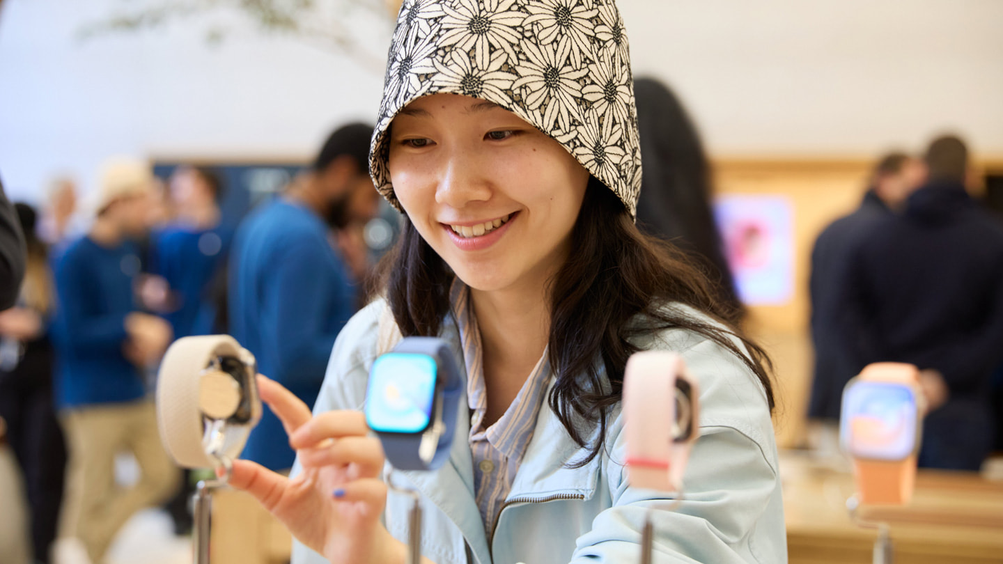 Klientka oglądająca nowy zegarek Apple Watch Series 9 w sklepie Apple Regent Street w Londynie.