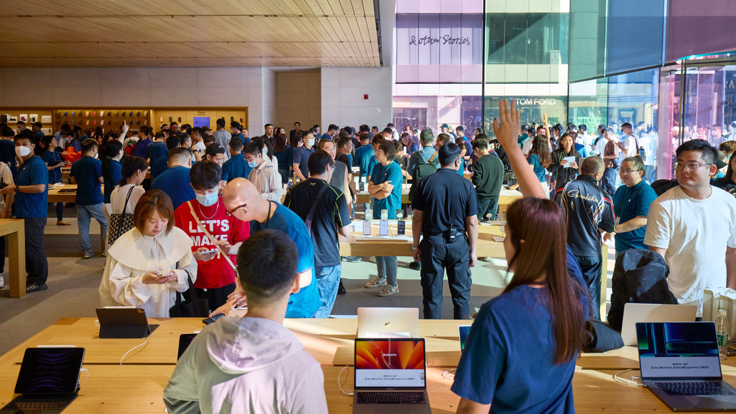 Pessoas dentro da Apple Sanlitun para a chegada das novas linhas do iPhone 15 e do Apple Watch.