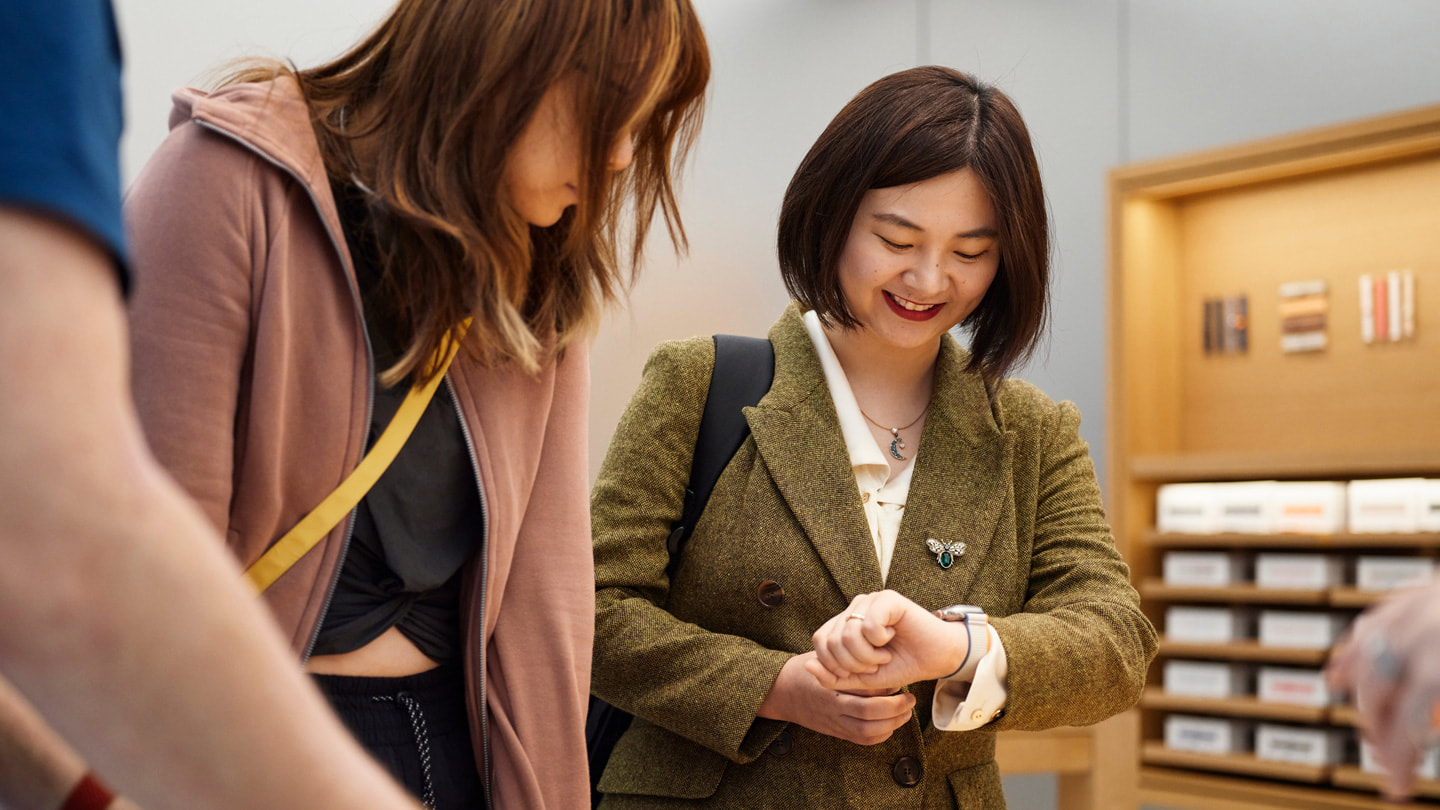 Dva zákazníci si zkoušejí hodinky Apple Watch Ultra 2 v prodejně Applu v australském Sydney.