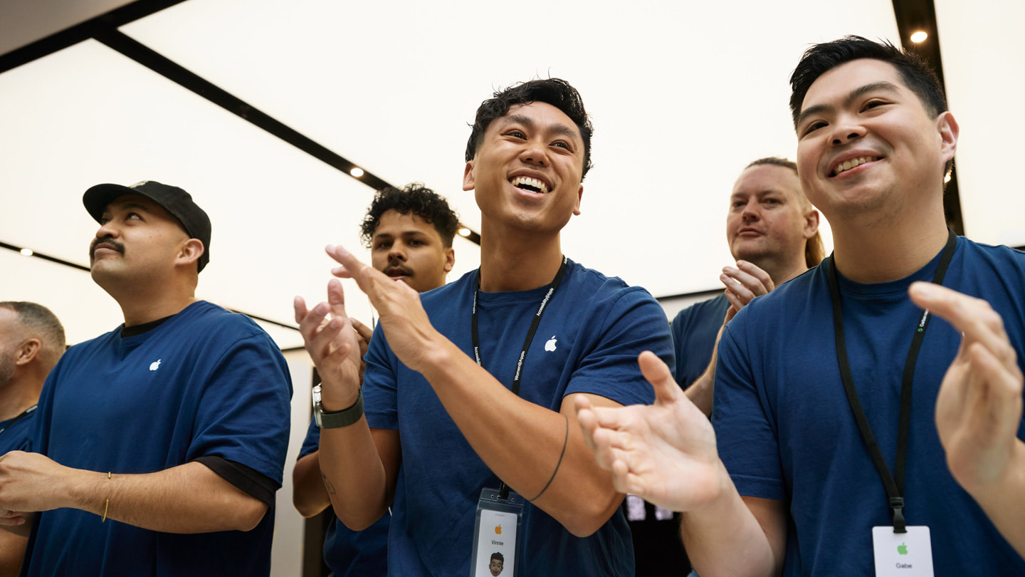 Funcionários da Apple Sydney aplaudem os clientes na Apple Sydney, Austrália.