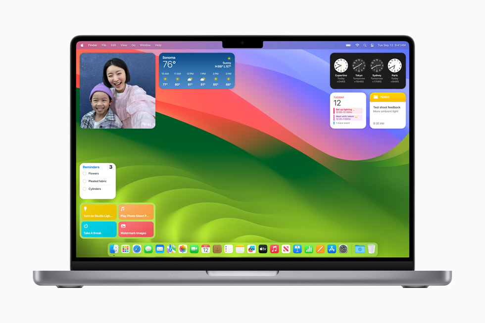 Um conjunto de widgets é mostrado no MacBook Pro com macOS Sonoma.