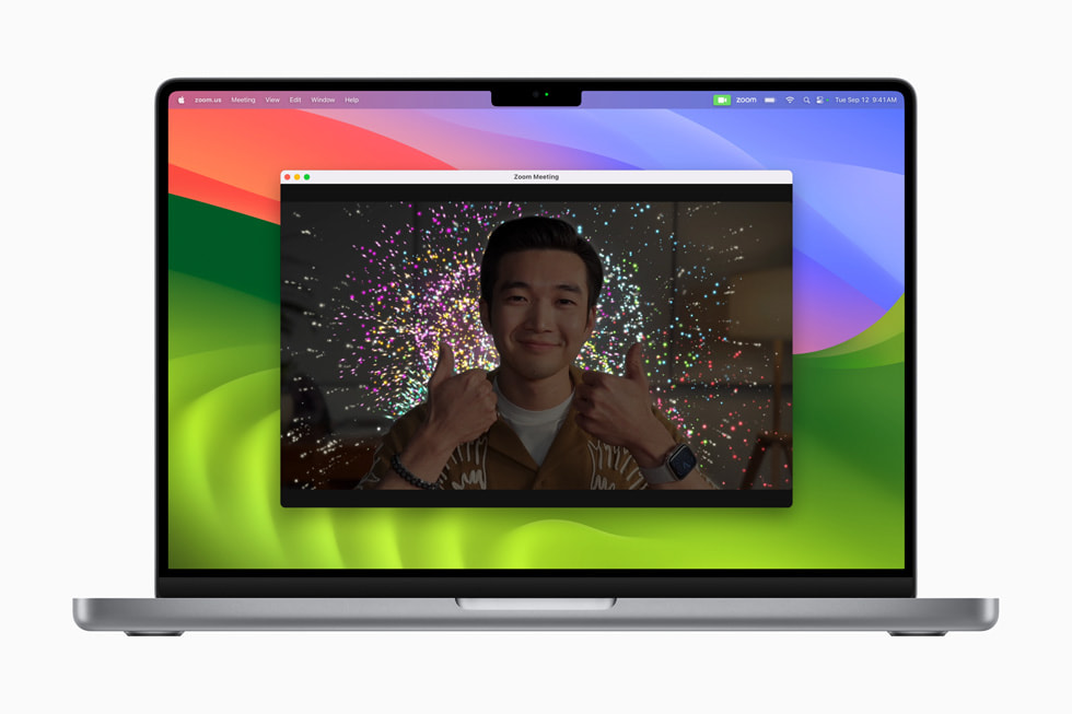 Uma reunião do Zoom no MacBook Pro mostra fogos de artifício atrás do apresentador.