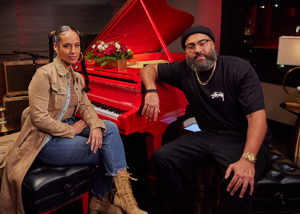 Ilustración de The Ebro Show en Apple Music. La imagen muestra al presentador Ebro Darden con Alicia Keys.