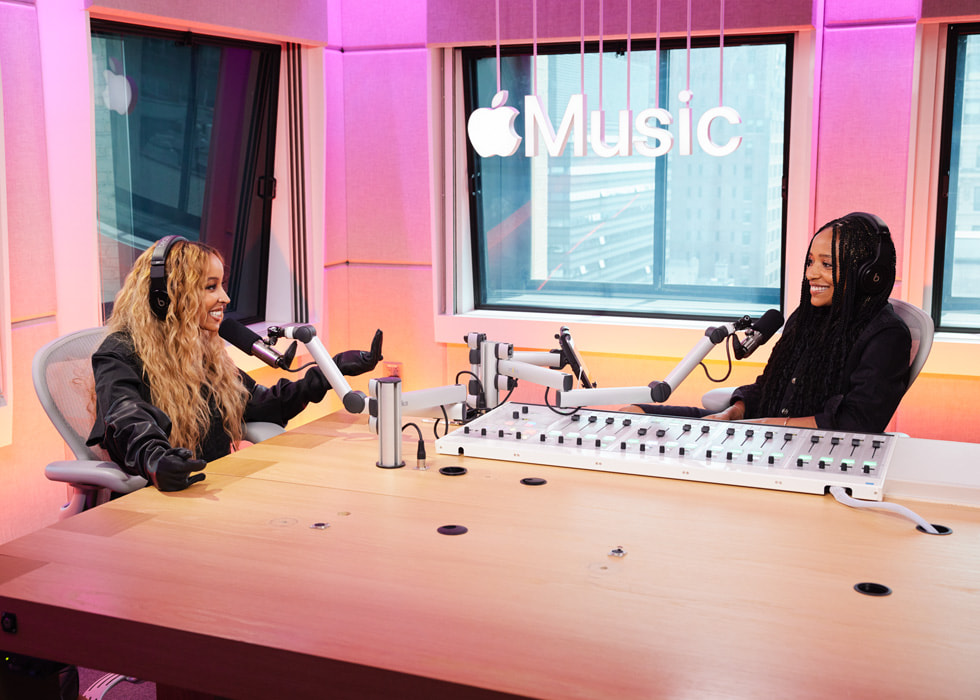 Ilustracja do programu The Nadeska Show w Apple Music. Na zdjęciu widoczni są prowadząca program Nadeska Alexis i jej gość.