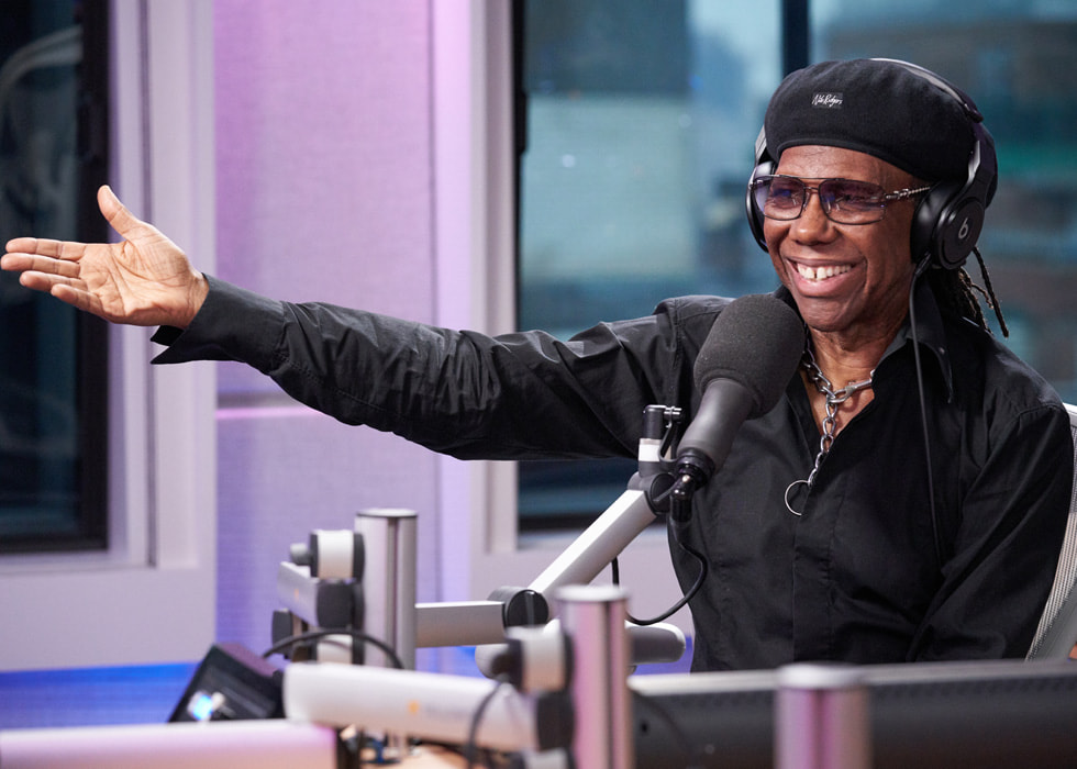 Visuel de l’émission Deep Hidden Meaning Radio animée par Nile Rodgers sur Apple Music. Image montrant Nile Rodgers assis devant un microphone.