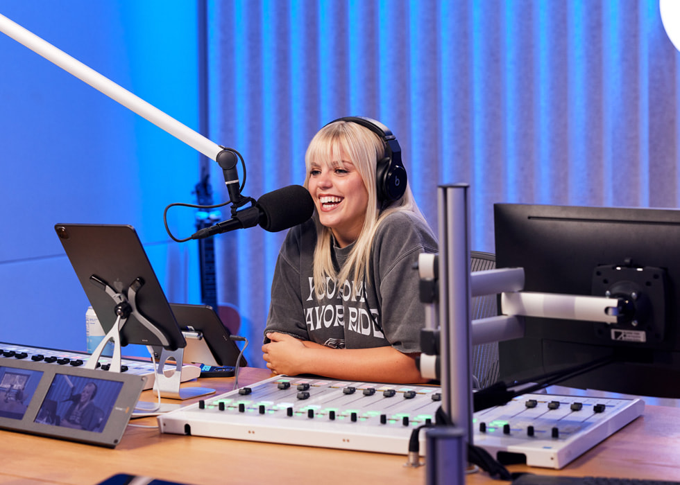 Ilustracja do programu Angel Hour prowadzonego przez Reneé Rapp w Apple Music. Na zdjęciu widać Reneé Rapp sfotografowaną w studiu.