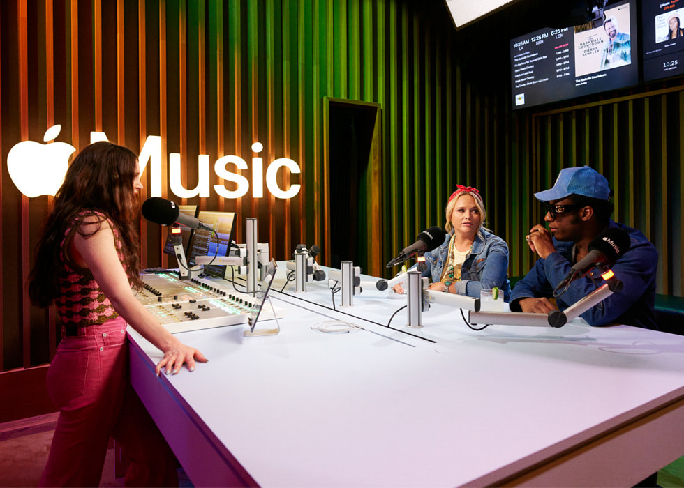 Illustrazione del programma Today’s Country Radio di Kelleigh Bannen su Apple Music. L’immagine mostra Bannen nello studio di Apple Music con due ospiti.