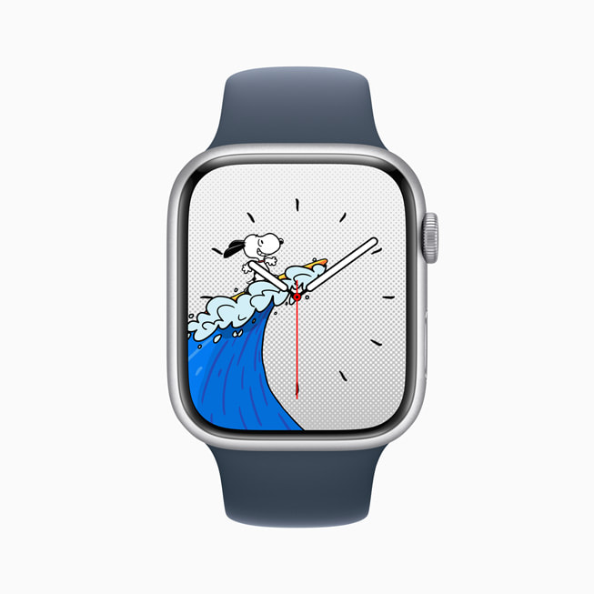 Une Apple Watch Series 9 affiche le cadran Snoopy.