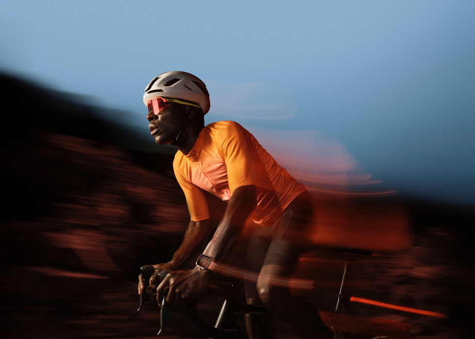 Un cycliste portant une Apple Watch est photographié en mouvement.