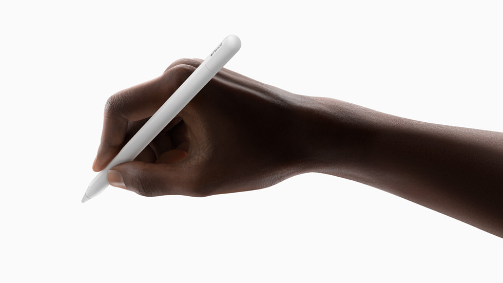 Apple Pencil (USB-C) 展示於白色背景上。