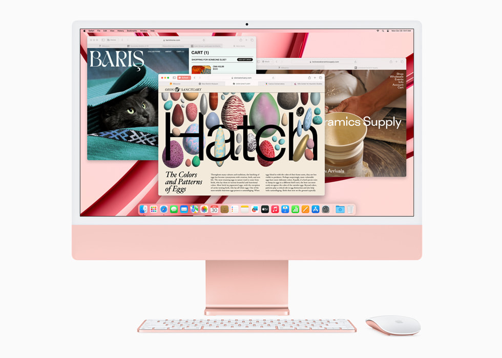 Safariが表示されている、ピンクの新しいM3搭載iMacと、同色のキーボードとマウス。