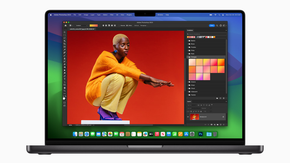 Hình ảnh MacBook Pro với M3 Pro mới xử lý luồng công việc trên Adobe Photoshop.