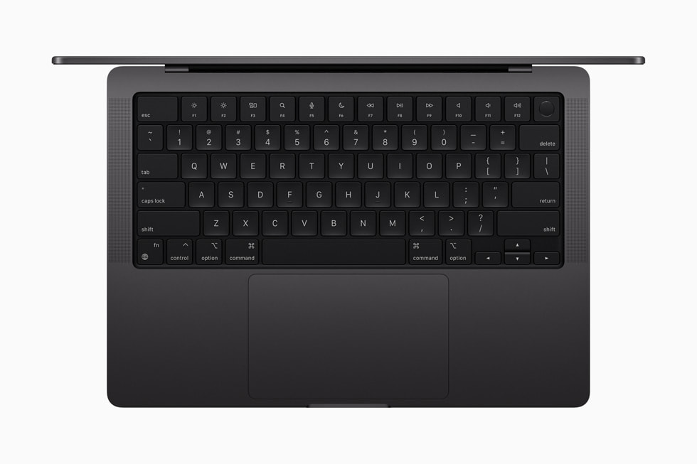 스페이스 블랙 색상의 새로운 MacBook Pro를 키보드에 포커스를 맞춰 오버헤드 샷으로 촬영한 이미지.