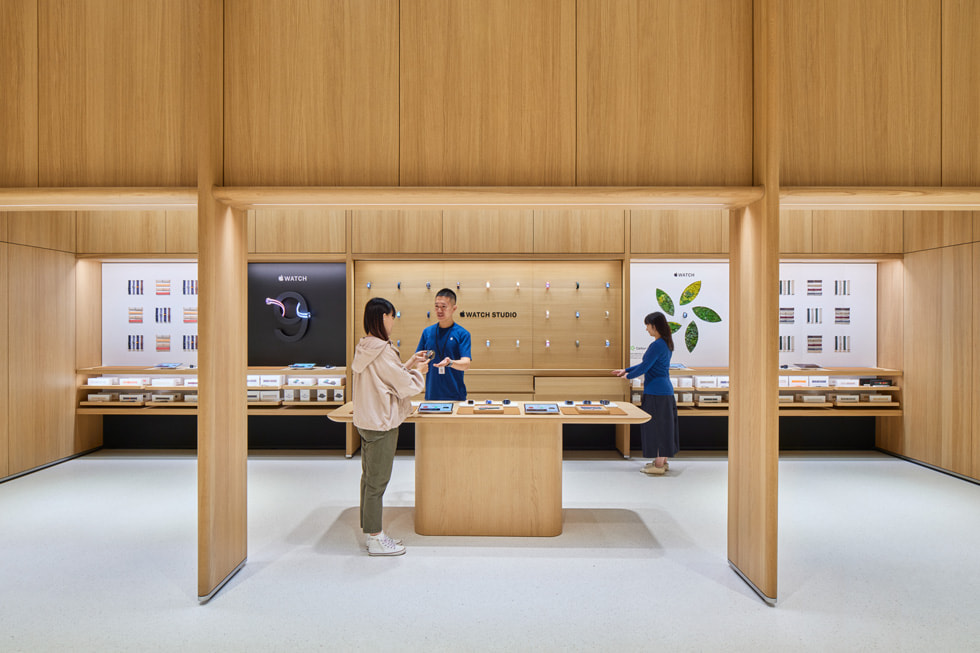 Apple Specialist 在 Apple 溫州萬象城內的 Apple Watch Studio 為顧客提供協助。