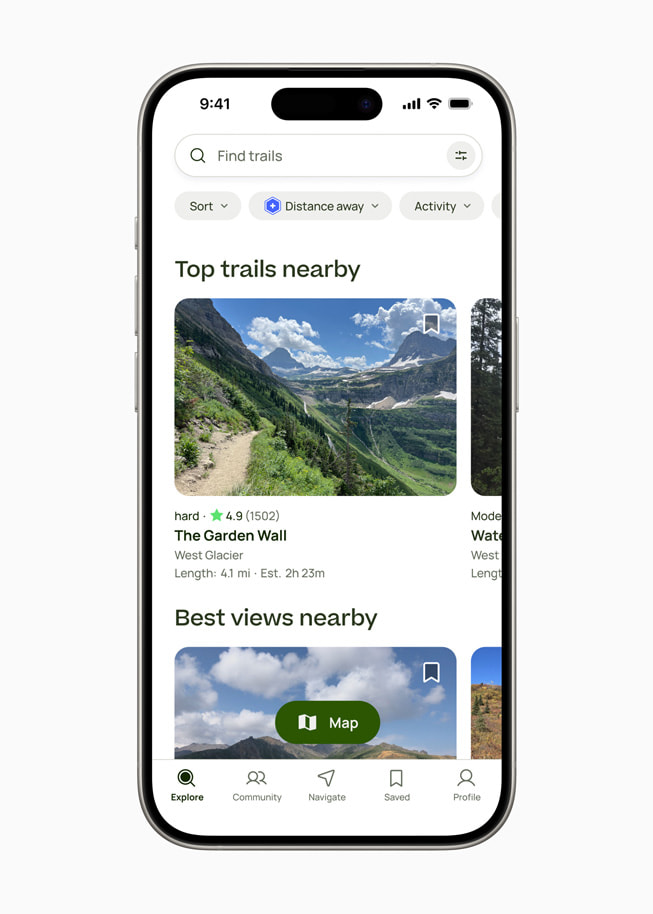 Se muestra la pestaña de Explorar de la app AllTrails en el iPhone 15 Pro.