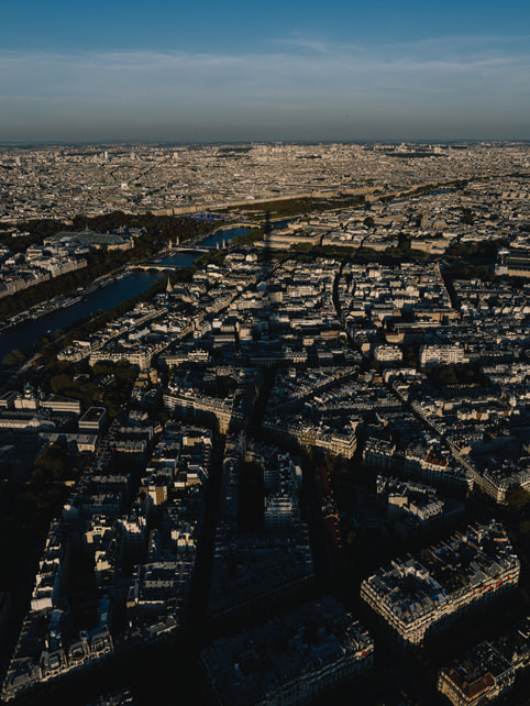 Imagem aérea de uma cidade clicada com o iPhone 15 Pro Max.