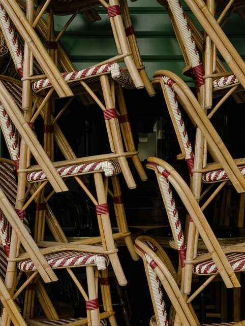 Ảnh cận cảnh những chiếc ghế bistro xếp chồng lên nhau, chụp bằng iPhone 15 Pro Max. 