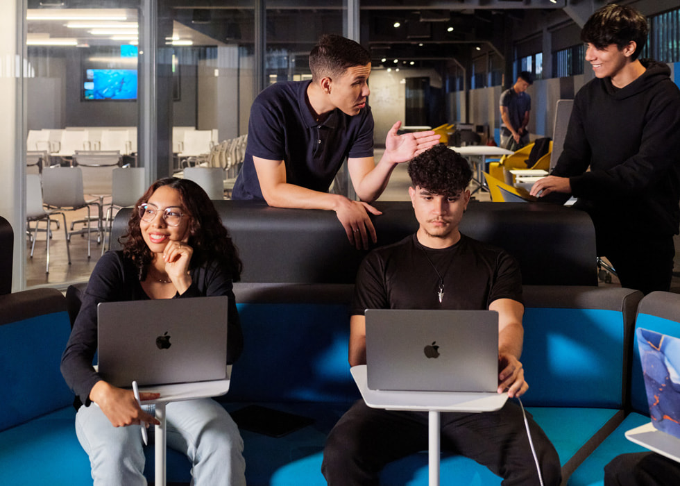 Dois estudantes da Apple Developer Academy no Brasil usam o MacBook Pro.