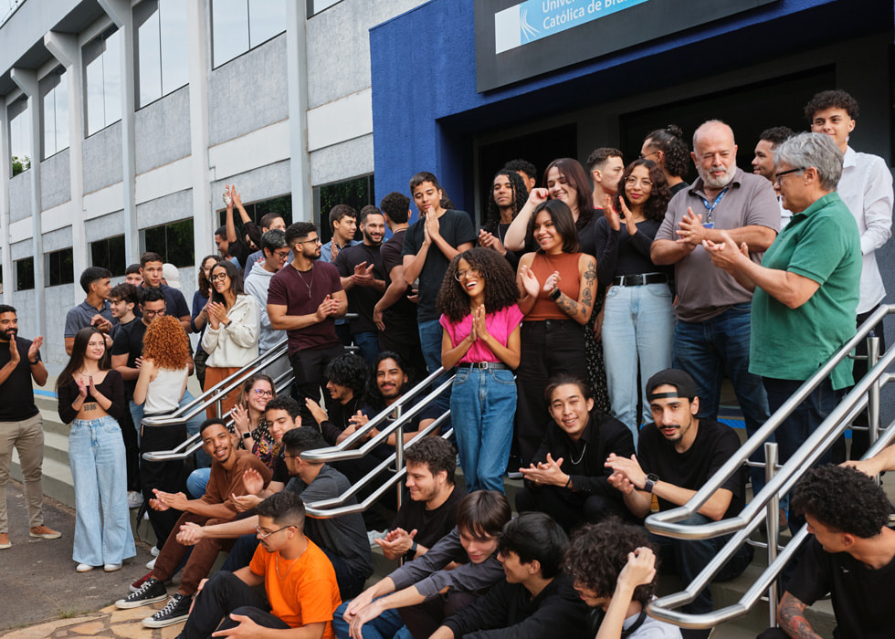Foto de toda a turma de formandos da Apple Developer Academy de Brasília. 